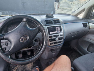 Toyota Avensis Verso foto 4