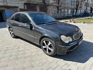 Mercedes C-Class foto 2