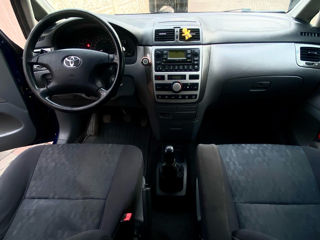 Toyota Avensis Verso foto 7