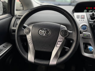 Toyota Prius v foto 12