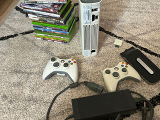 Vând consolă Xbox 360 în stare bună de funcționare. Tot ce este în poze este inclus: foto 0