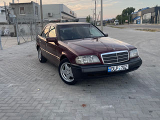 Mercedes C-Class foto 1