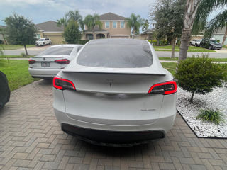 Tesla Model Y foto 1