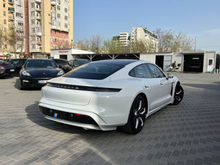 Porsche Taycan foto 3