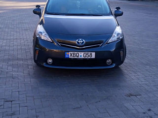 Toyota Prius v foto 4