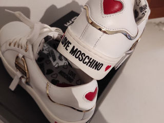 Loove Moschino