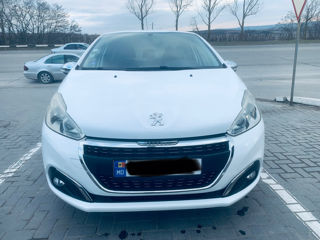 Peugeot 208 foto 2