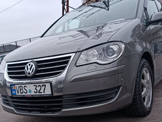 Volkswagen Touran foto 2