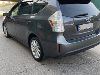 Toyota Prius v foto 2