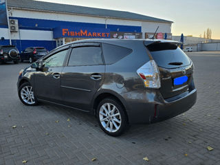 Toyota Prius v foto 4