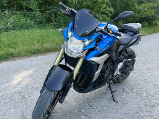 Suzuki GSR 750 foto 1