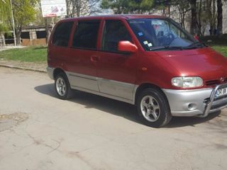 Nissan Serena foto 7