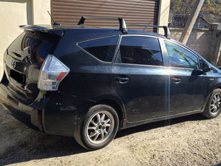 Toyota Prius v foto 2