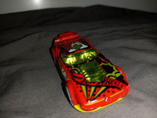 Vindem Hot Wheels Art Cars - Fast Fish - 1:64 Scale Die-Cast Model (FYC21) foto 2