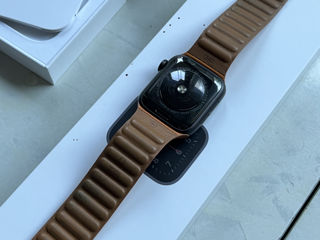 Apple Watch SE 40mm + Leather Link foto 5