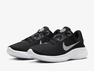 Nike Flex Experience Run 11 in Black/White foto 5