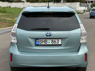 Toyota Prius v foto 4