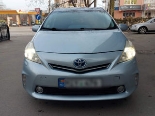 Toyota Prius v foto 8