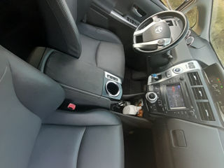 Toyota Prius v foto 2