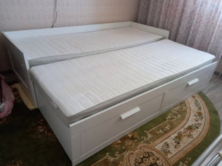 Pat extensibil de firma Ikea cu 2 sertare + 2 saletele. D: 2.00 x 1.60.