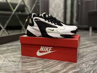 zoom black and white nike