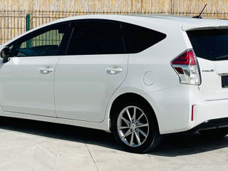 Toyota Prius v foto 5