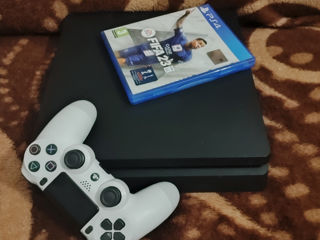 Vând PlayStation 4 slim 1000 megabaiț stare perfecta cadou FIFA 23 și o manetă foto 1