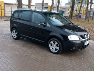 Volkswagen Touran foto 2