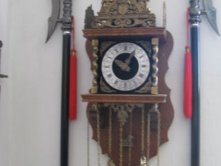 Антикварные  часы с боем (бронза), светильник,каска,утюг угольный, черепаха морская. foto 8