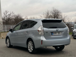 Toyota Prius v foto 4