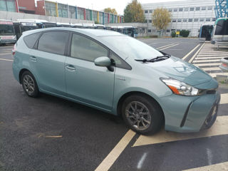 Toyota Prius v foto 2