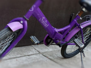 Vând o bicicletă violetă