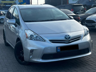 Toyota Prius v foto 4