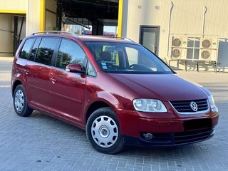 Volkswagen Touran foto 2