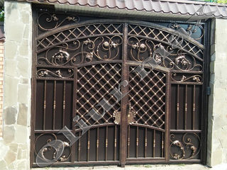 Copertine, porți, gratii, garduri, balustrade,  uși metalice și alte confecții din fier.