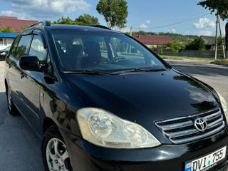 Toyota Avensis Verso foto 2