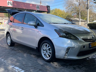 Toyota Prius v foto 4