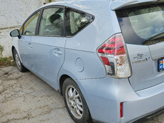 Toyota Prius v foto 3