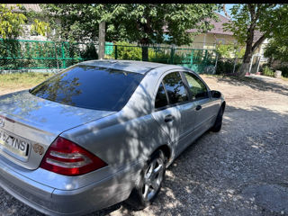 Mercedes C-Class foto 2