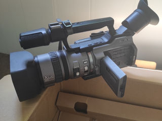 Продам проф видеокамеру Sony DCR-VX2100 новая...