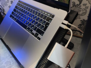 MacBook Pro 16 Retina 2019 Core i7 9750H/16Gb DDR4/512Gb SSD/4Gb Radeon Pro 5300M/16" foto 2