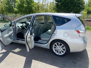 Toyota Prius v foto 9