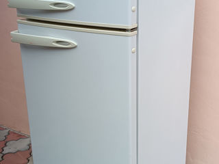 Холодильник  двухкамерный,  морозильник гиочел в хорошем состоянии!