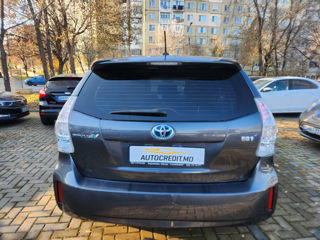 Toyota Prius v foto 10