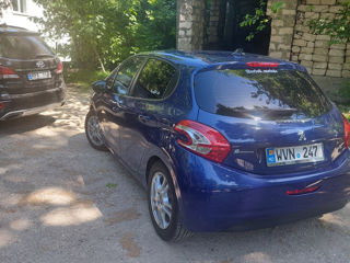 Peugeot 208 foto 2