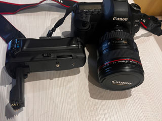 Canon 5D Mark II + 2 объектива и вспышка.