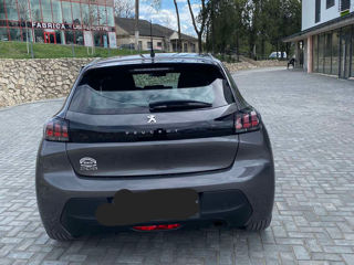 Peugeot 208 фото 2