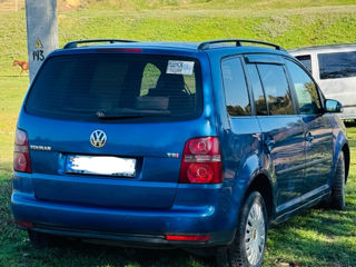 Volkswagen Touran foto 2