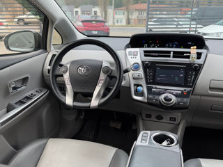 Toyota Prius v foto 5