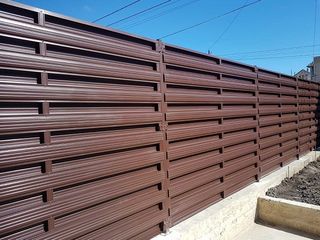 Gard modern stachet metallic orizontal.Забор из горизонтального штакетника.